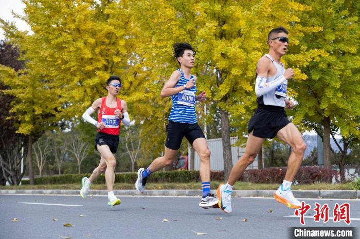 万名跑友齐聚 首届北京海淀马拉松激情开跑