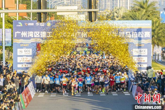 1.5万名跑者竞速首届广州南沙马拉松赛