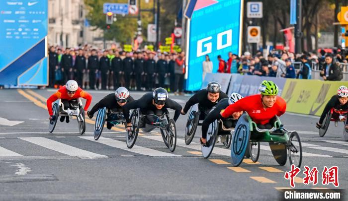 2024上海马拉松鸣枪开跑 首设竞速轮椅马拉松项目