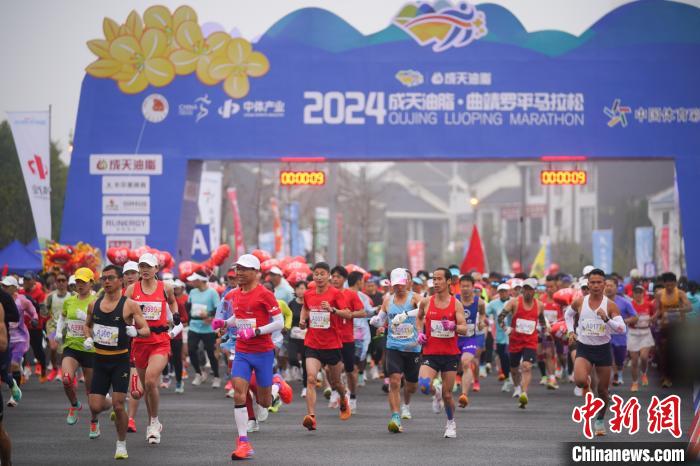 云南罗平花海马拉松鸣枪开跑 上万名选手畅跑金色花海