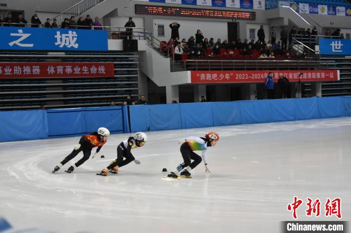 160余速滑青少年在“奥运冠军之城”七台河竞技