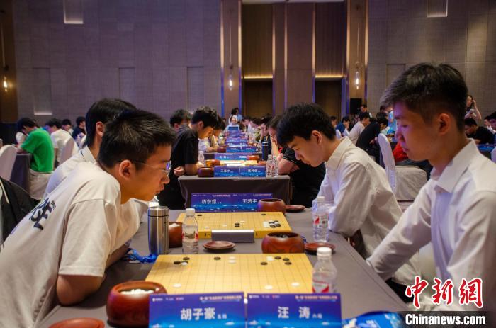 广西北海举办世界围棋公开赛 高手云集