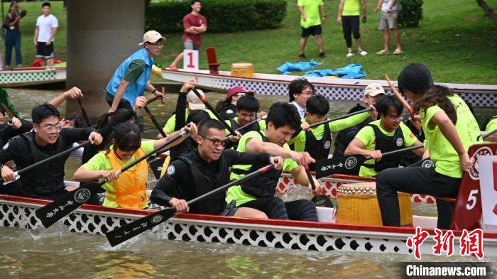 中山大学百年校庆龙舟赛开赛  北大中大划起“友谊的小船”