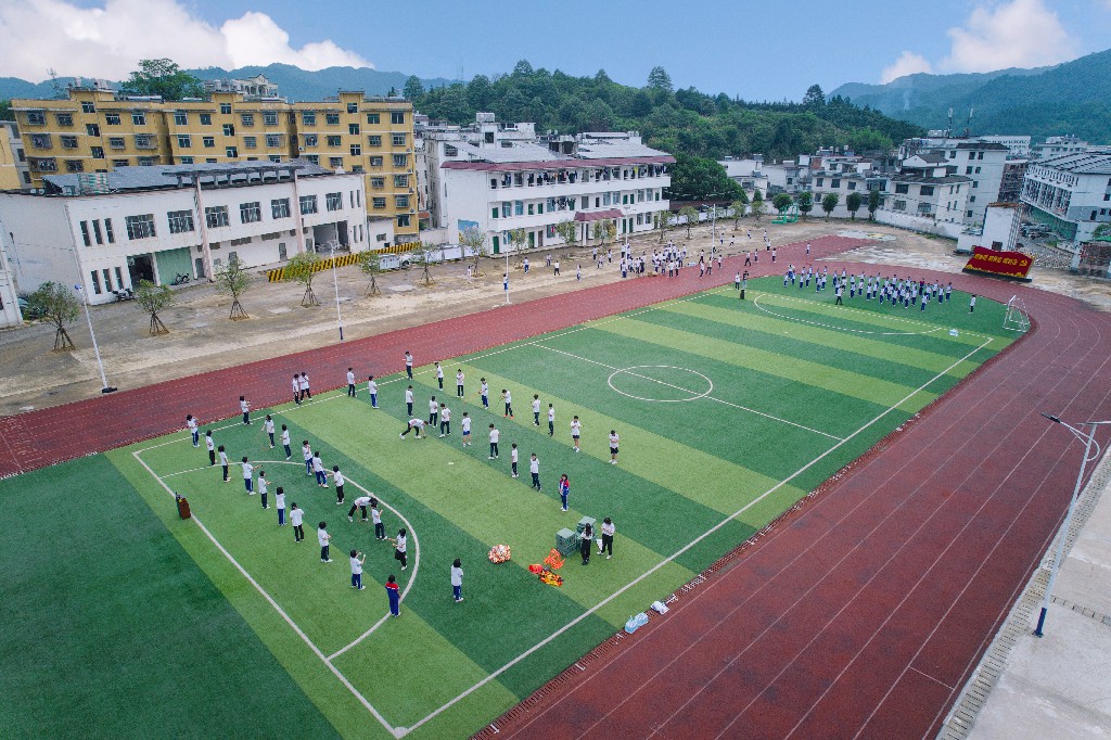 名将化身冠军教师团，与学生和志愿者同上体育课