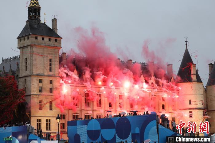 （巴黎奥运）开幕式特写：奥运跨越百年，塞纳河上盛宴流动