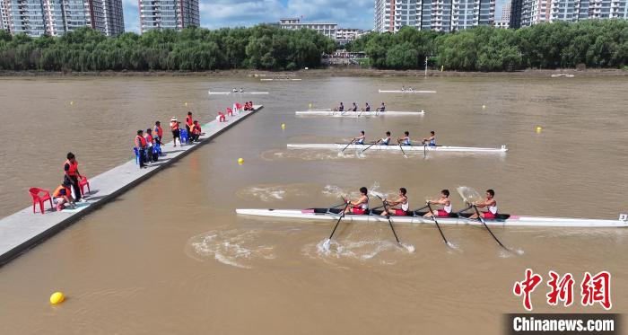 中国15所高校赛艇选手逐浪松花江