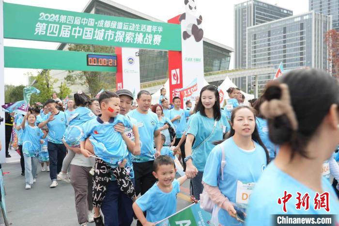 成都国庆假期化身“巨型赛场” 市民脚步丈量城市美好