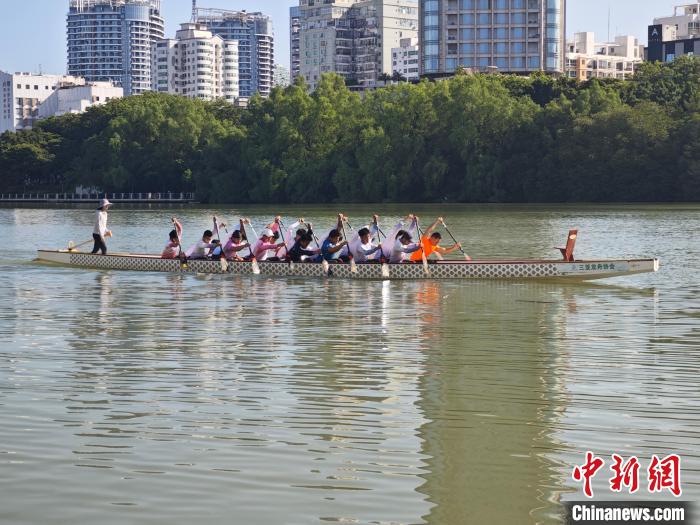 海南：多民族小伙“同舟共济”备赛少数民族传统体育运动会