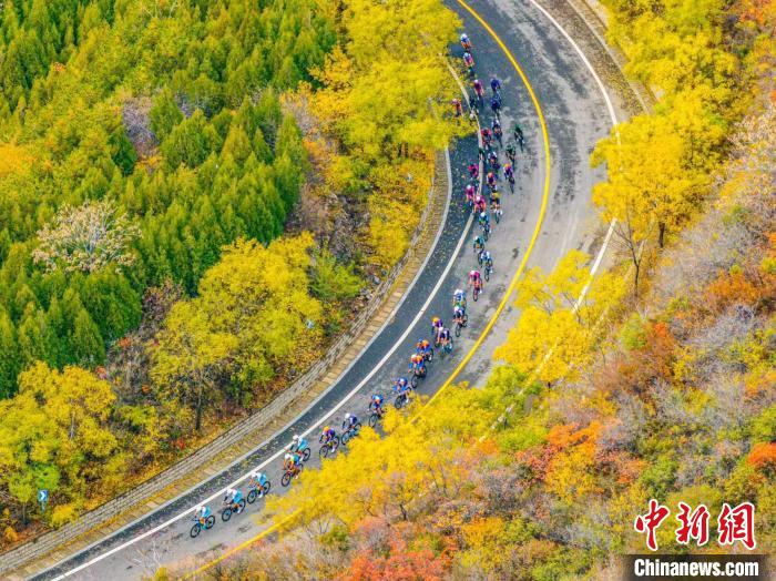 环太原公路自行车赛第二个比赛日：车手赞叹“人在画中骑”