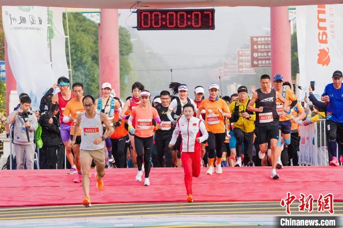 第二十届中国黄山登山大会开幕 境内外登山爱好者共赏秋景