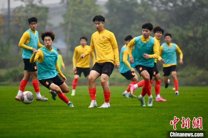 备战“熊猫杯” 中国U19男足成都雨中集训