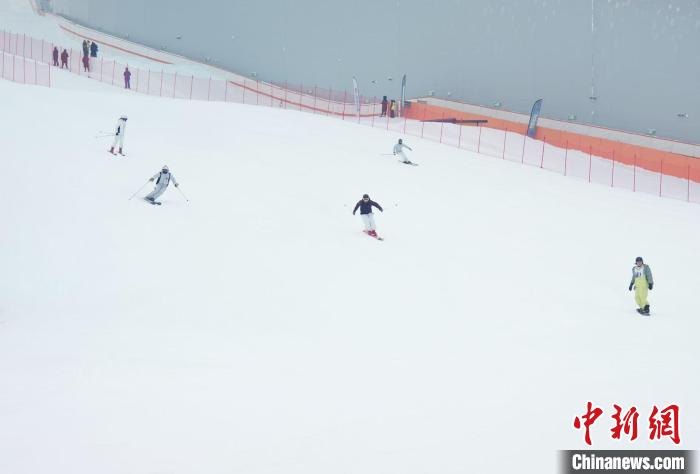 武汉黄陂打造滑雪地标 推动“冰雪游”持续升温