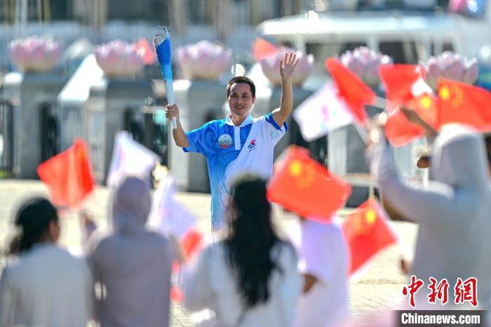 少数民族传统体育运动会火炬在三亚完成“海陆空”实地传递