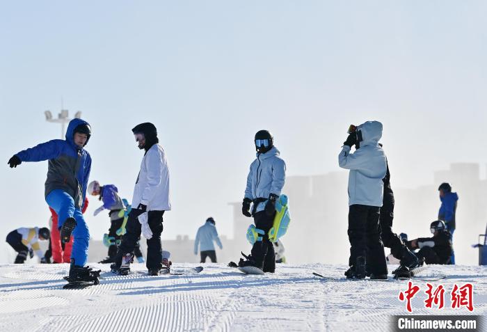 吉林多地雪场“开板”迎客 中外雪友首滑“解锁”新玩法