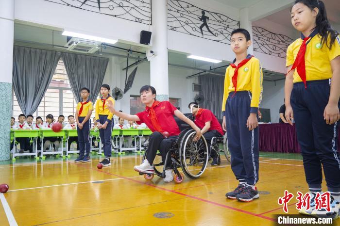 巴黎残奥会冠军林细妹走进校园 鼓励小学生勇往直前