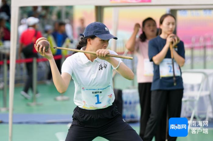 海南黎族姑娘激情赛陀螺项目：期待与各族选手切磋交流