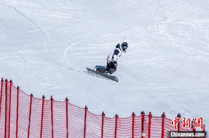 国家高山滑雪中心开板迎客 “瑞雪大道”首次面向公众开放