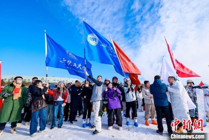 万名大学生将获邀免费滑雪 在校园中播撒冰雪运动种子