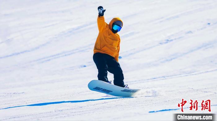 青海西宁拉开冬春季冰雪运动赛事开端 大众冰雪运动“升温”